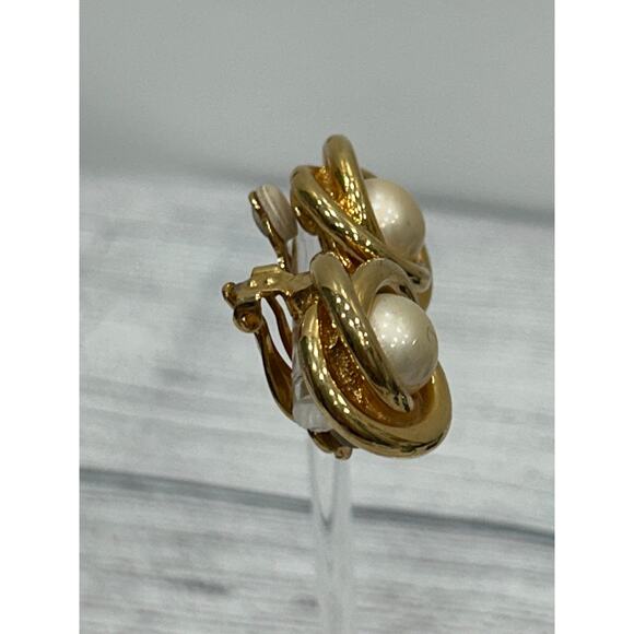 Vintage Carolee Gold Tone Knot Faux Pearl Clip On Earrings Classic Jewelry - Picture 5 of 10